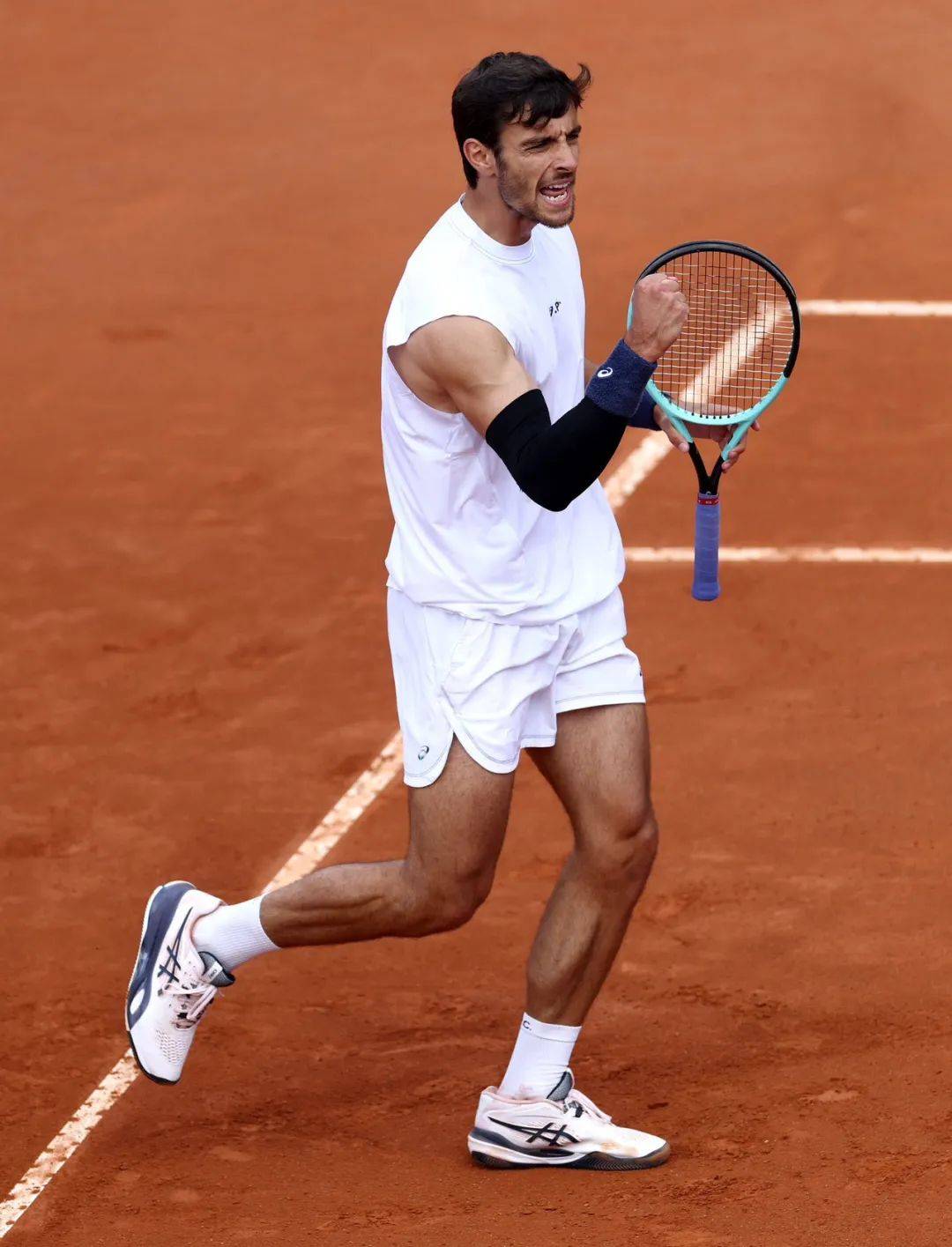 中突出重圍 中突出重圍